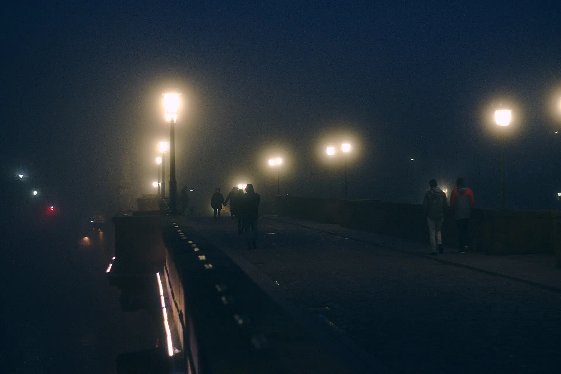 Alte Brücke an einem nebligen Abend mit leuchtenden Laternen