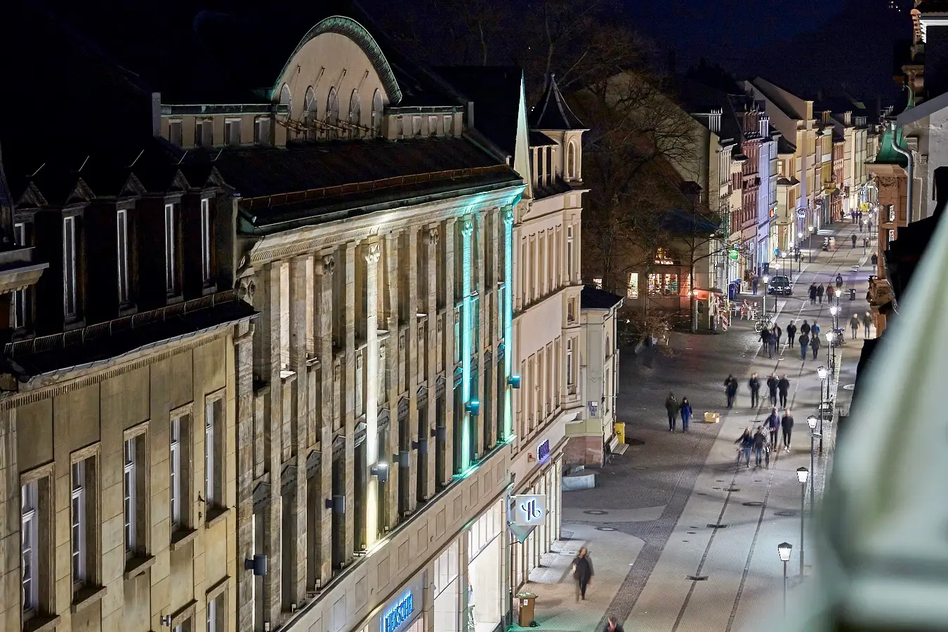 Beleuchtete Hauptstraße in der Altstadt am Abend von oben