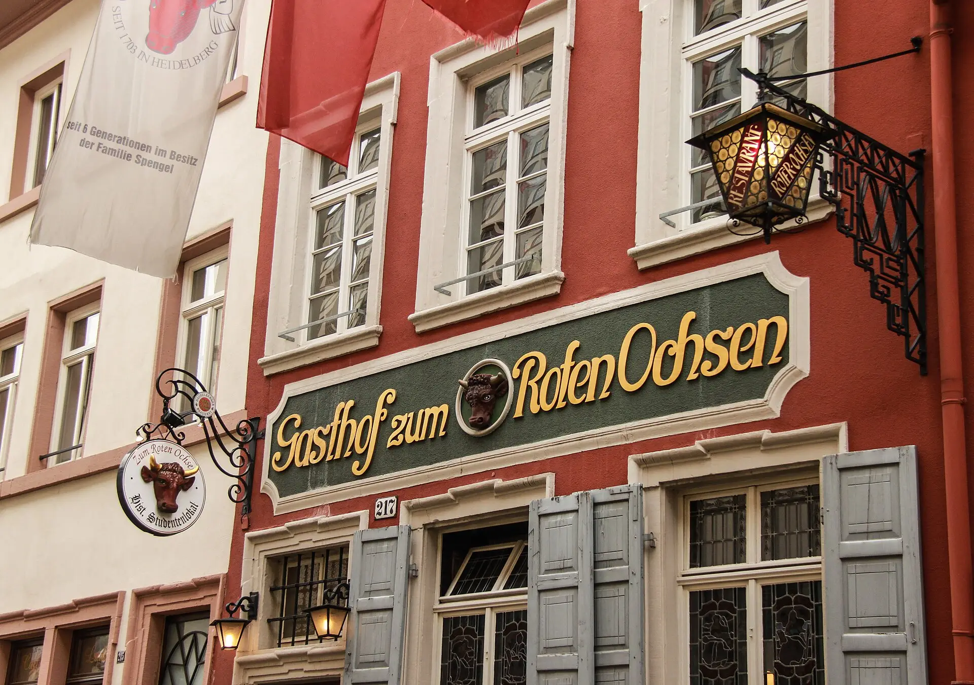 Fassade des Gasthofs Zum Roten Ochsen an der Hauptstraße