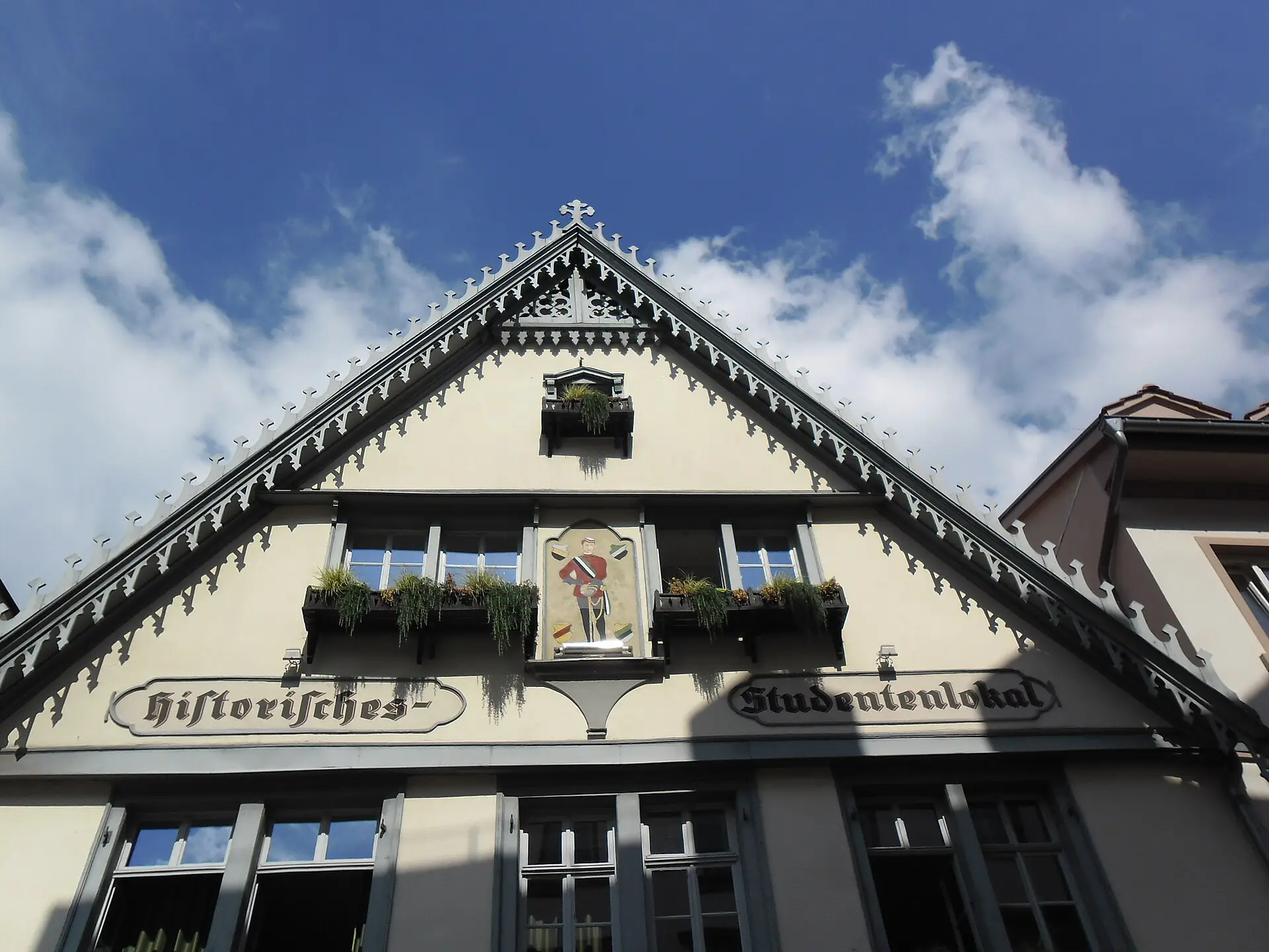 Giebel des historischen Studentenlokals Zum Seppl